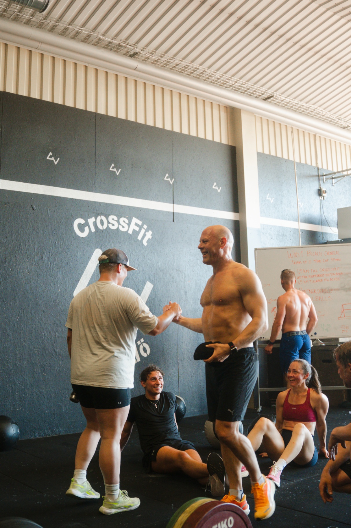 Medlemmar hälsar efter partner-WOD