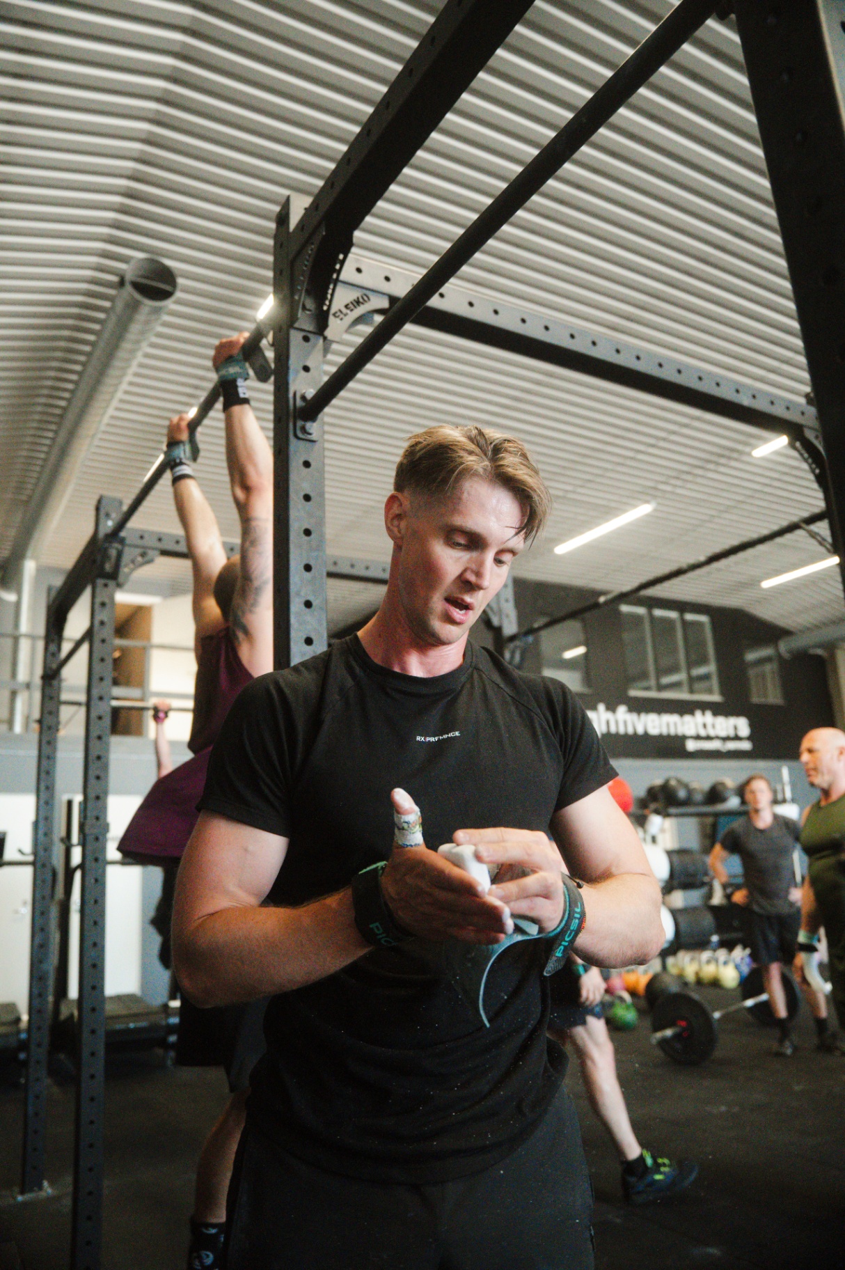 Kritar händerna inför pull-ups
