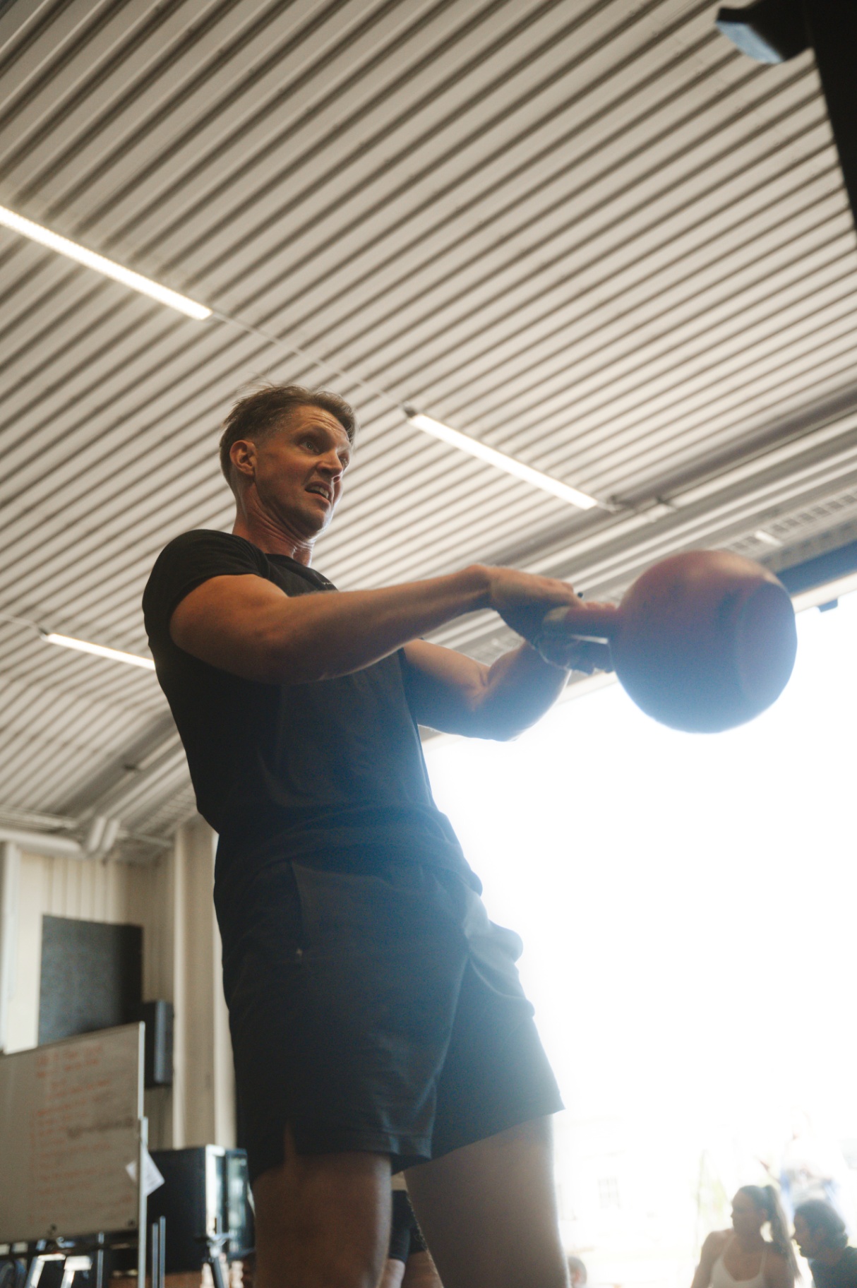 Kettlebell swing i motljus