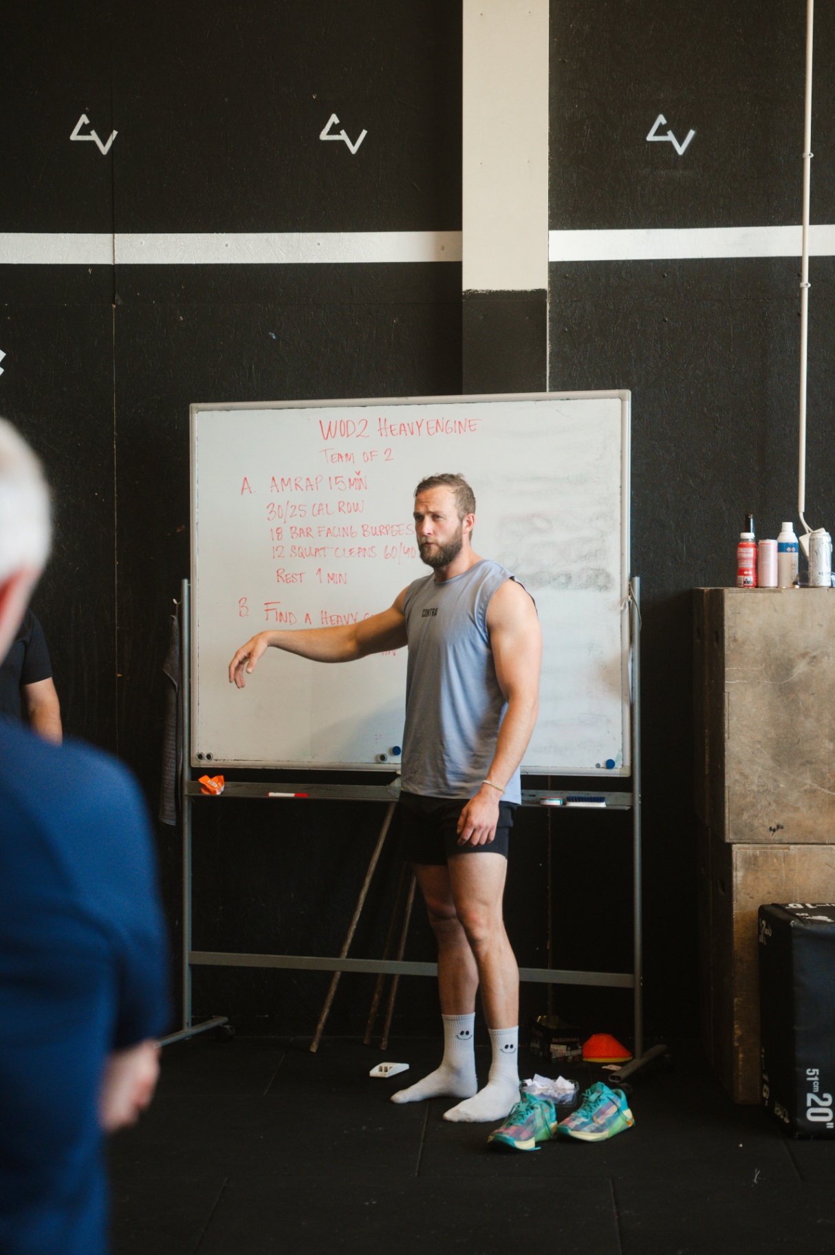 Coach går igenom dagens WOD på whiteboarden